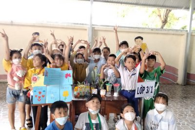 Lớp 3/1 tham gia các hoạt động trải nghiệm như tái chế từ rác thải nhựa và làm thiệp chúc mừng thầy cô nhân chào mừng ngày Nhà giáo Việt Nam 20/11.
